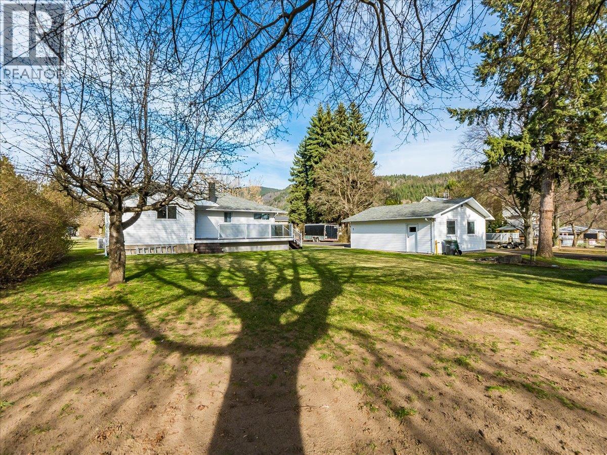 112 100th Street, Castlegar, British Columbia  V1N 3C5 - Photo 51 - 10383261