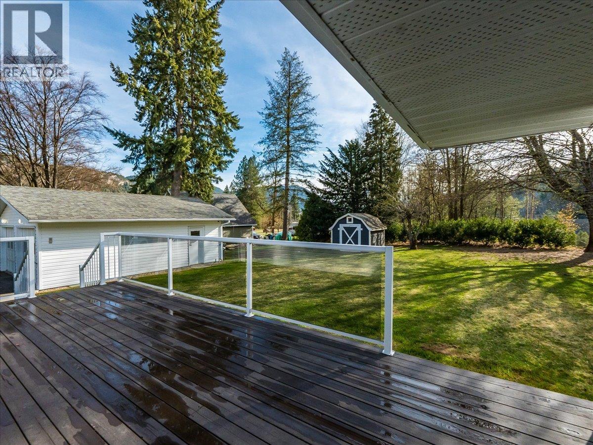 112 100th Street, Castlegar, British Columbia  V1N 3C5 - Photo 52 - 10383261