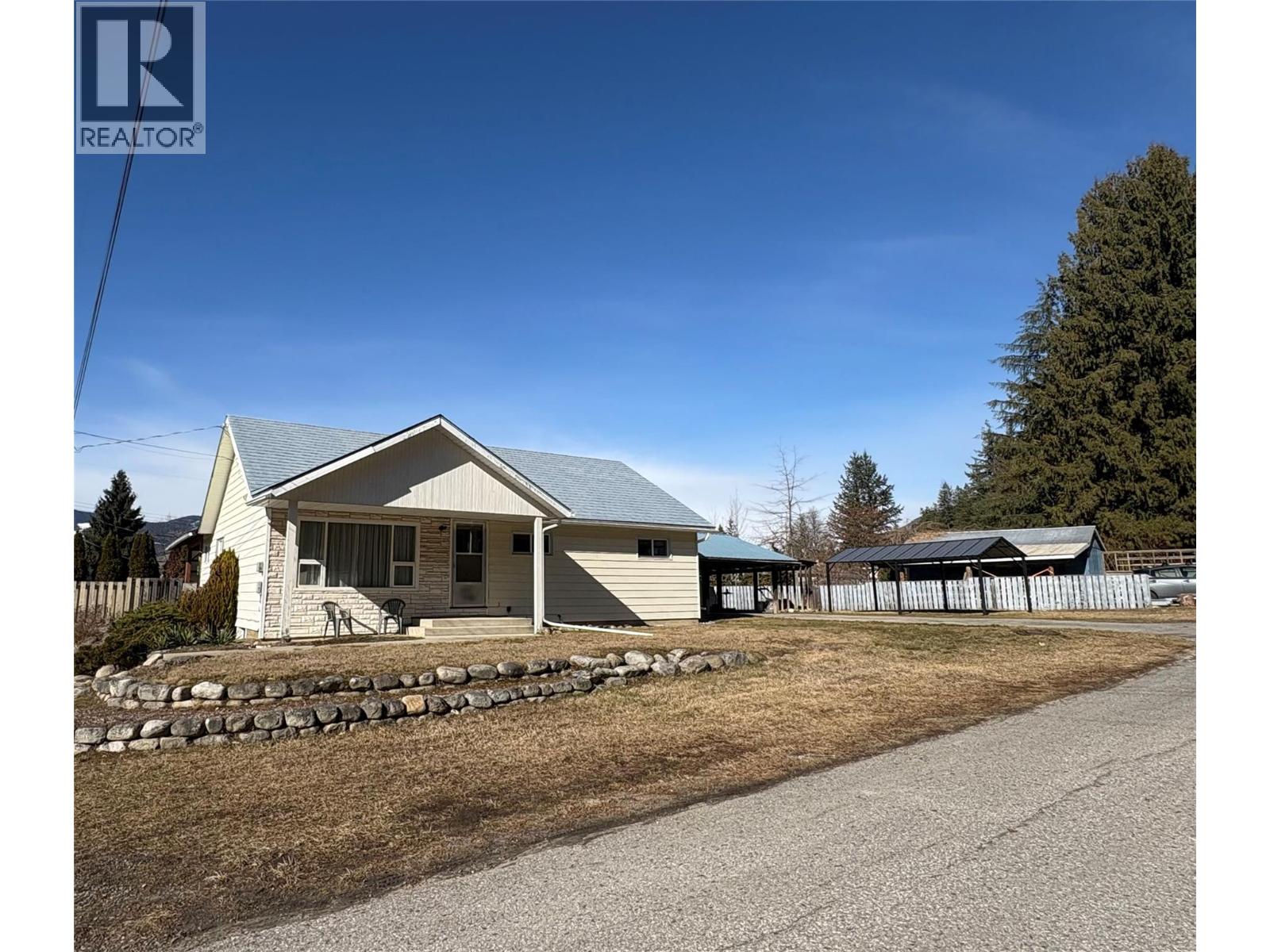 301 5th Street Nw, Nakusp, British Columbia  V0G 1R0 - Photo 1 - 10383123