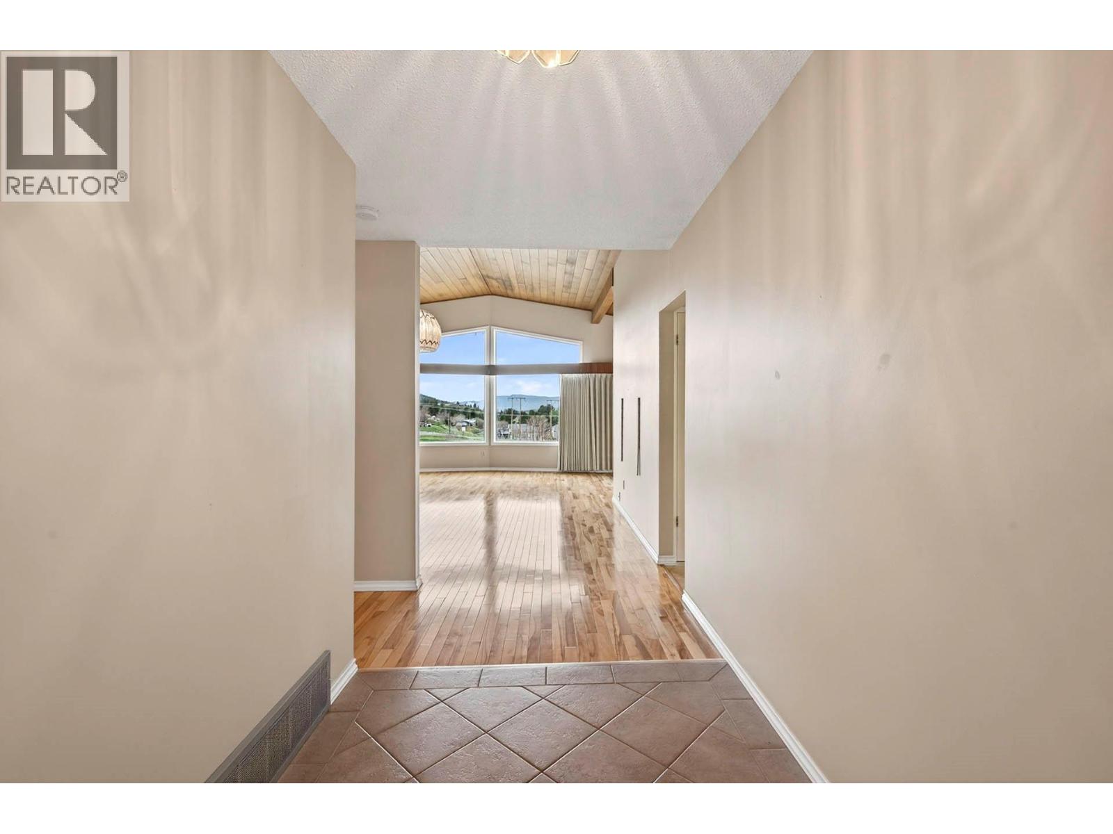 39 Whiteshield Crescent S, Kamloops, British Columbia  V2E 1P3 - Photo 3 - 10377383