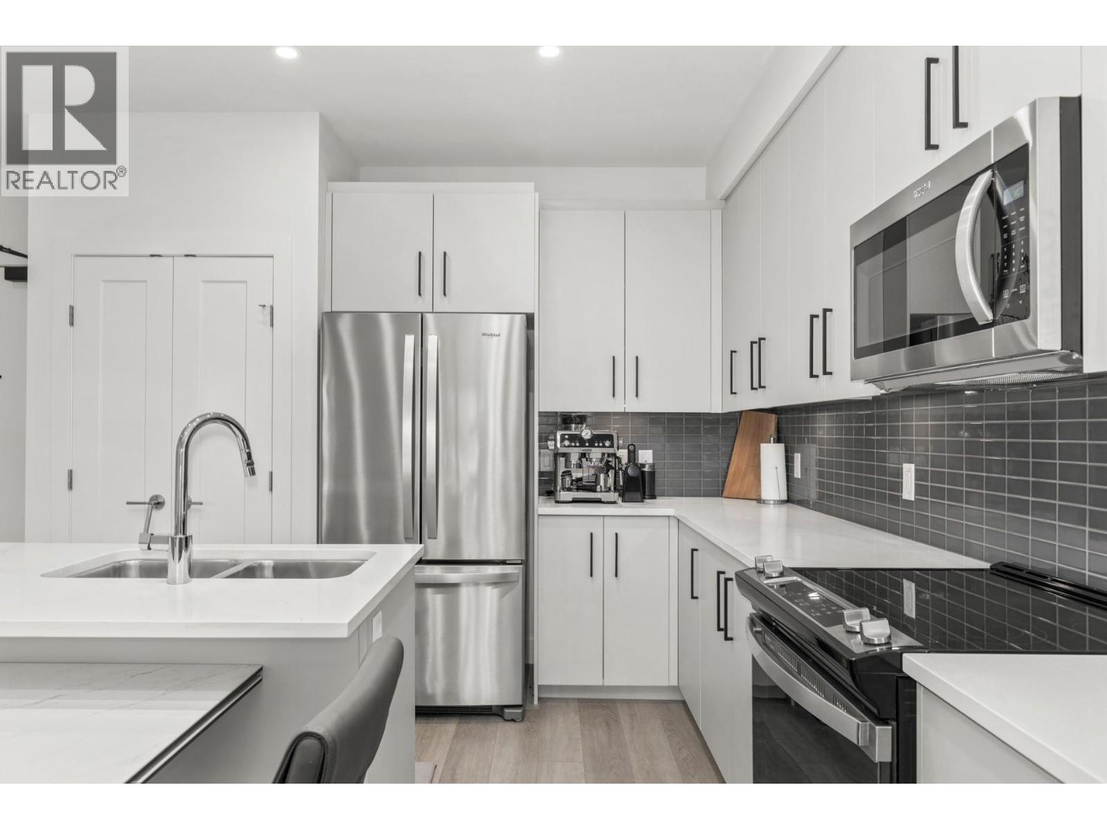 3434 Mckinley Beach Drive Unit# 302, Kelowna, British Columbia  V1V 2R1 - Photo 3 - 10383835