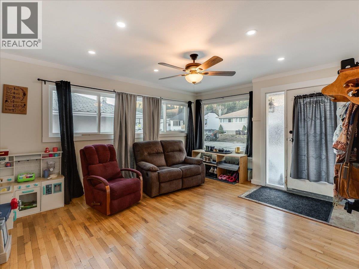 3330 Dahlia Crescent, Trail, British Columbia  V1R 2X9 - Photo 11 - 10383739