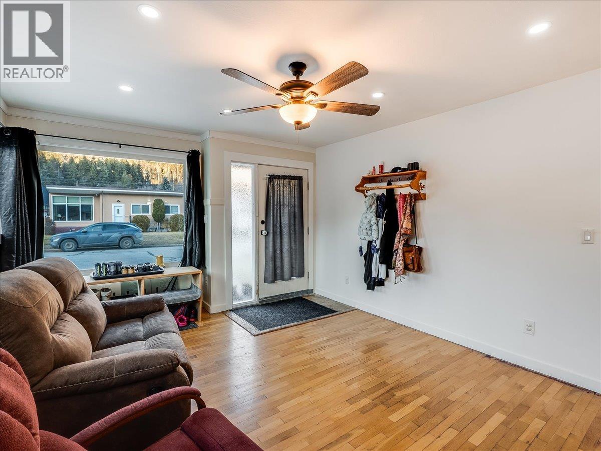 3330 Dahlia Crescent, Trail, British Columbia  V1R 2X9 - Photo 12 - 10383739