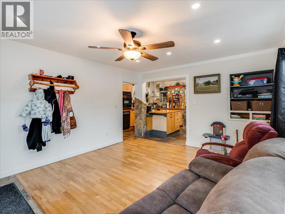 3330 Dahlia Crescent, Trail, British Columbia  V1R 2X9 - Photo 13 - 10383739