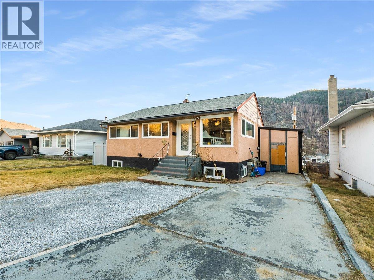 3330 Dahlia Crescent, Trail, British Columbia  V1R 2X9 - Photo 2 - 10383739