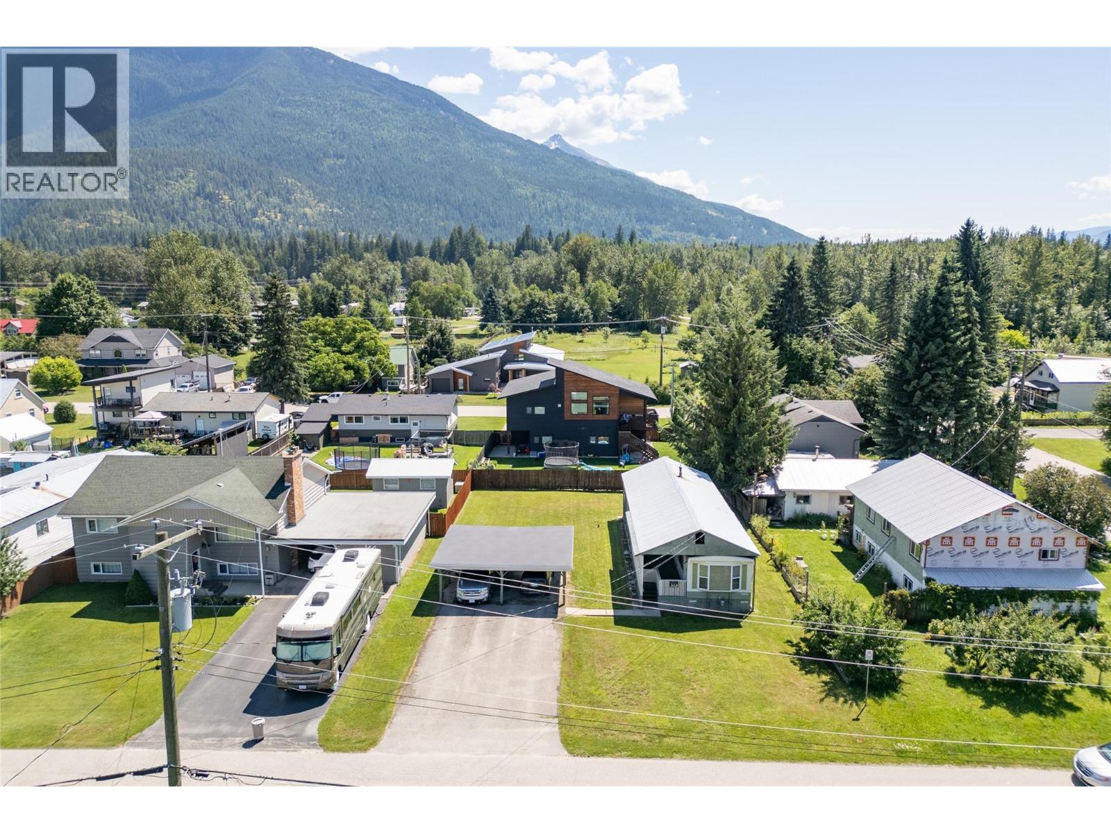 802 Center Street, Revelstoke, British Columbia  V0E 2S0 - Photo 1 - 10383767