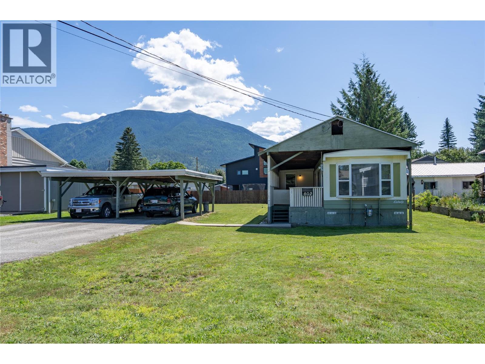 802 Center Street, Revelstoke, British Columbia  V0E 2S0 - Photo 3 - 10383767