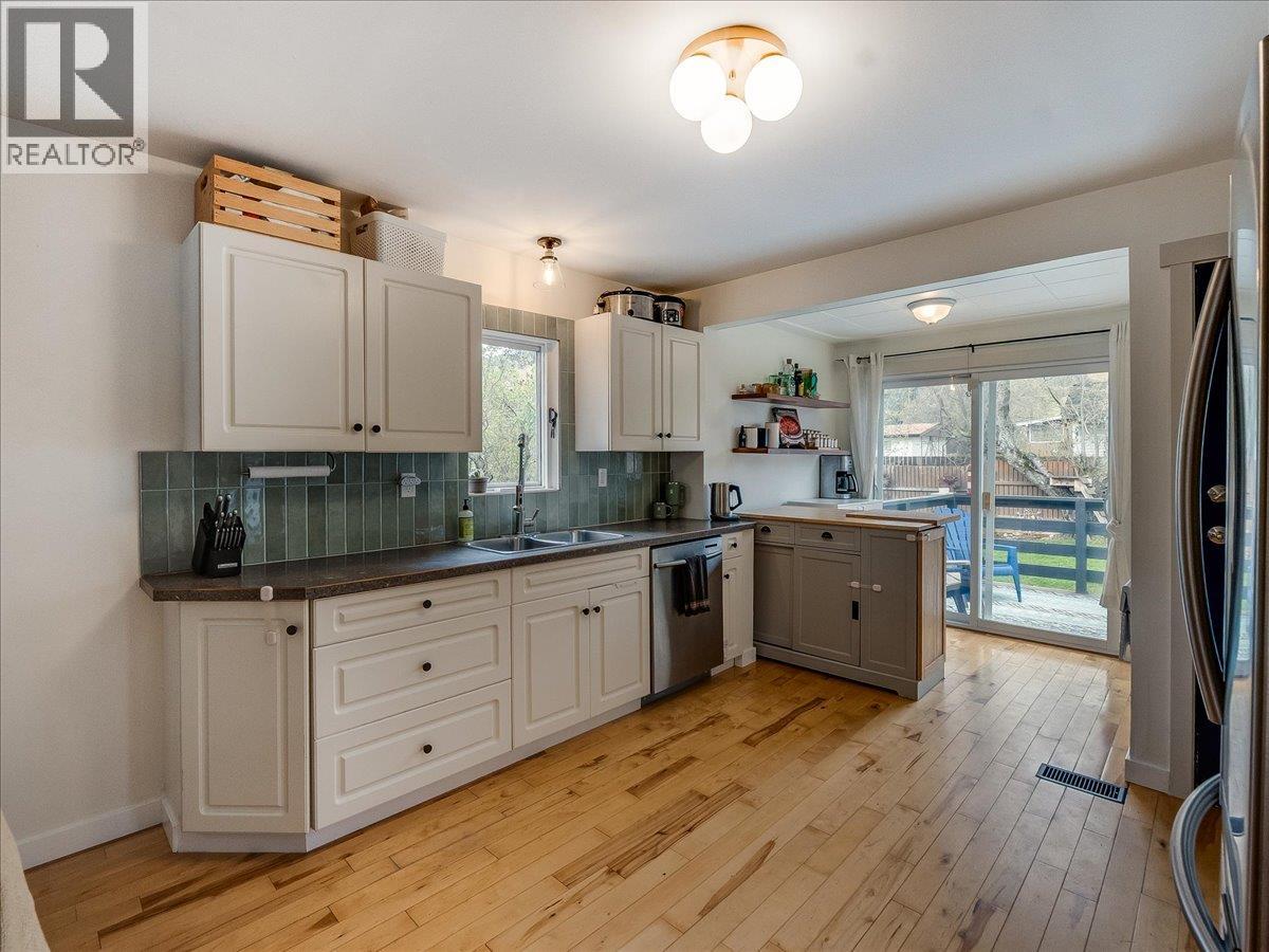 702 6th Street, Castlegar, British Columbia  V1N 2E9 - Photo 16 - 10383681