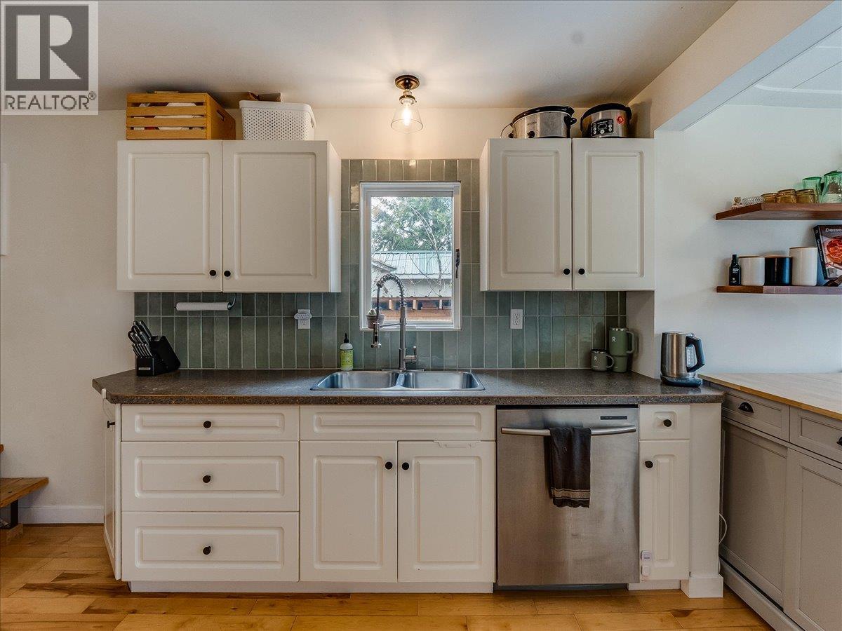 702 6th Street, Castlegar, British Columbia  V1N 2E9 - Photo 17 - 10383681