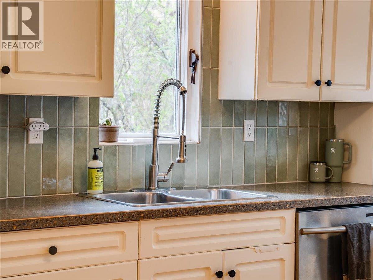 702 6th Street, Castlegar, British Columbia  V1N 2E9 - Photo 18 - 10383681