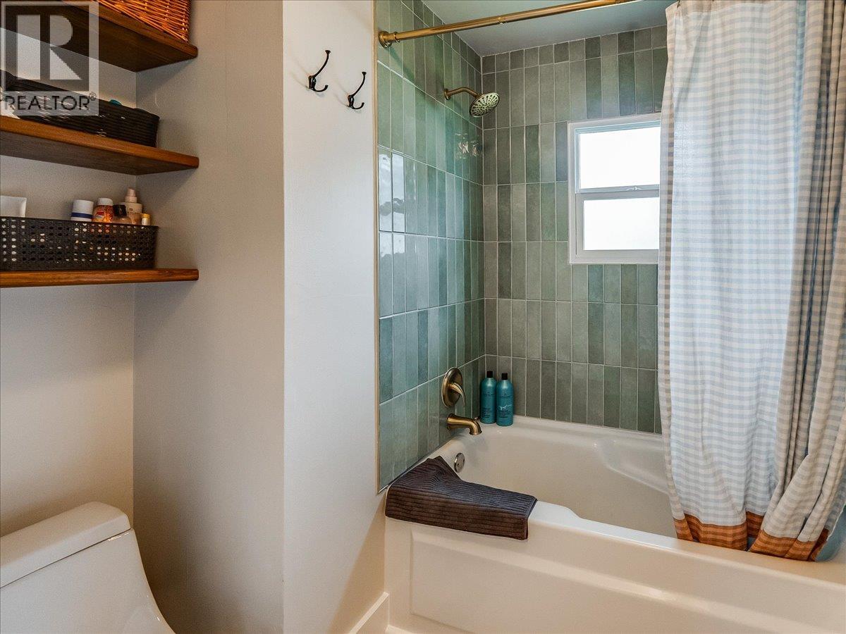 702 6th Street, Castlegar, British Columbia  V1N 2E9 - Photo 24 - 10383681