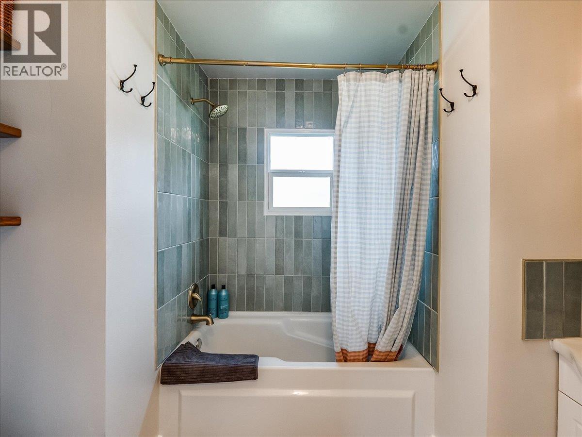 702 6th Street, Castlegar, British Columbia  V1N 2E9 - Photo 25 - 10383681