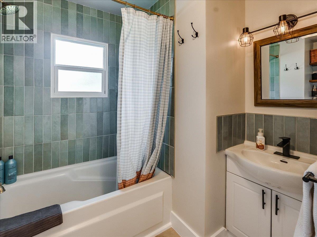 702 6th Street, Castlegar, British Columbia  V1N 2E9 - Photo 26 - 10383681