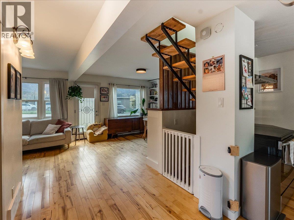 702 6th Street, Castlegar, British Columbia  V1N 2E9 - Photo 27 - 10383681