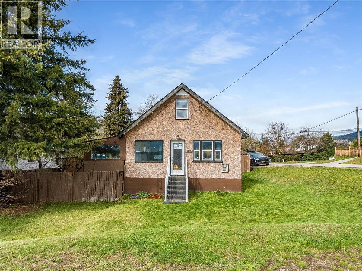 702 6th Street, Castlegar, British Columbia  V1N 2E9 - Photo 3 - 10383681