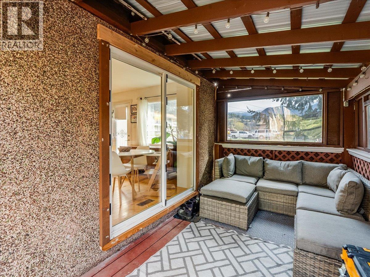 702 6th Street, Castlegar, British Columbia  V1N 2E9 - Photo 37 - 10383681