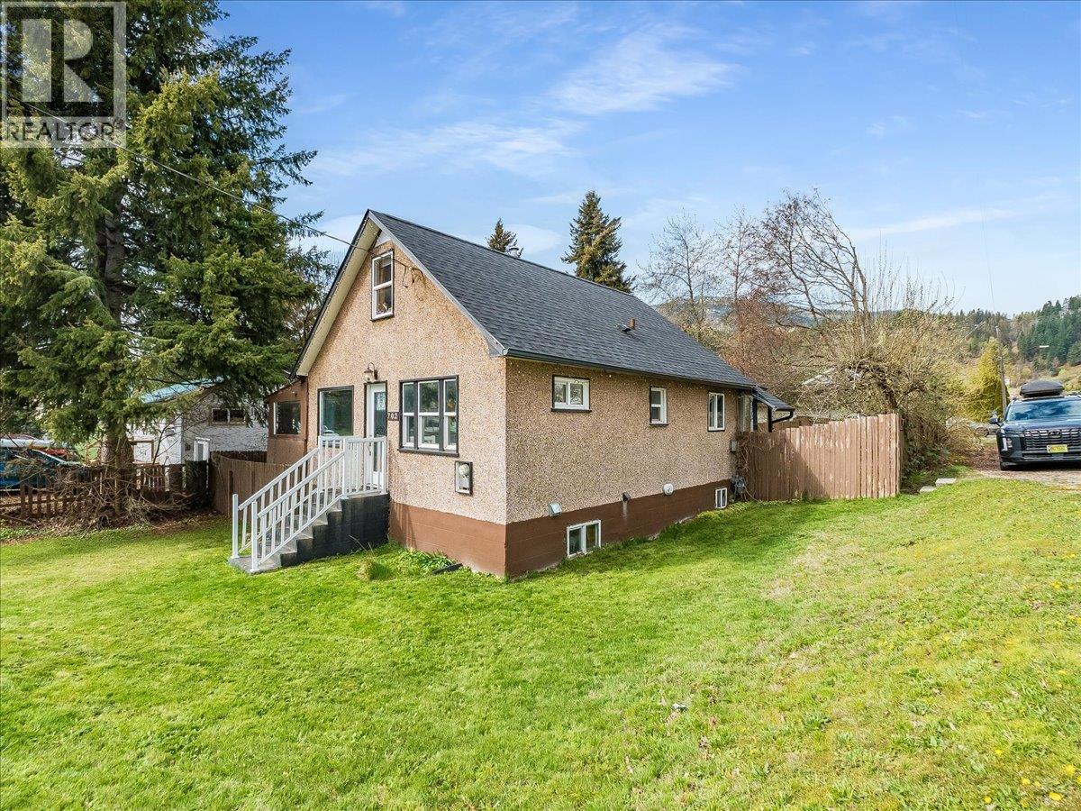 702 6th Street, Castlegar, British Columbia  V1N 2E9 - Photo 4 - 10383681