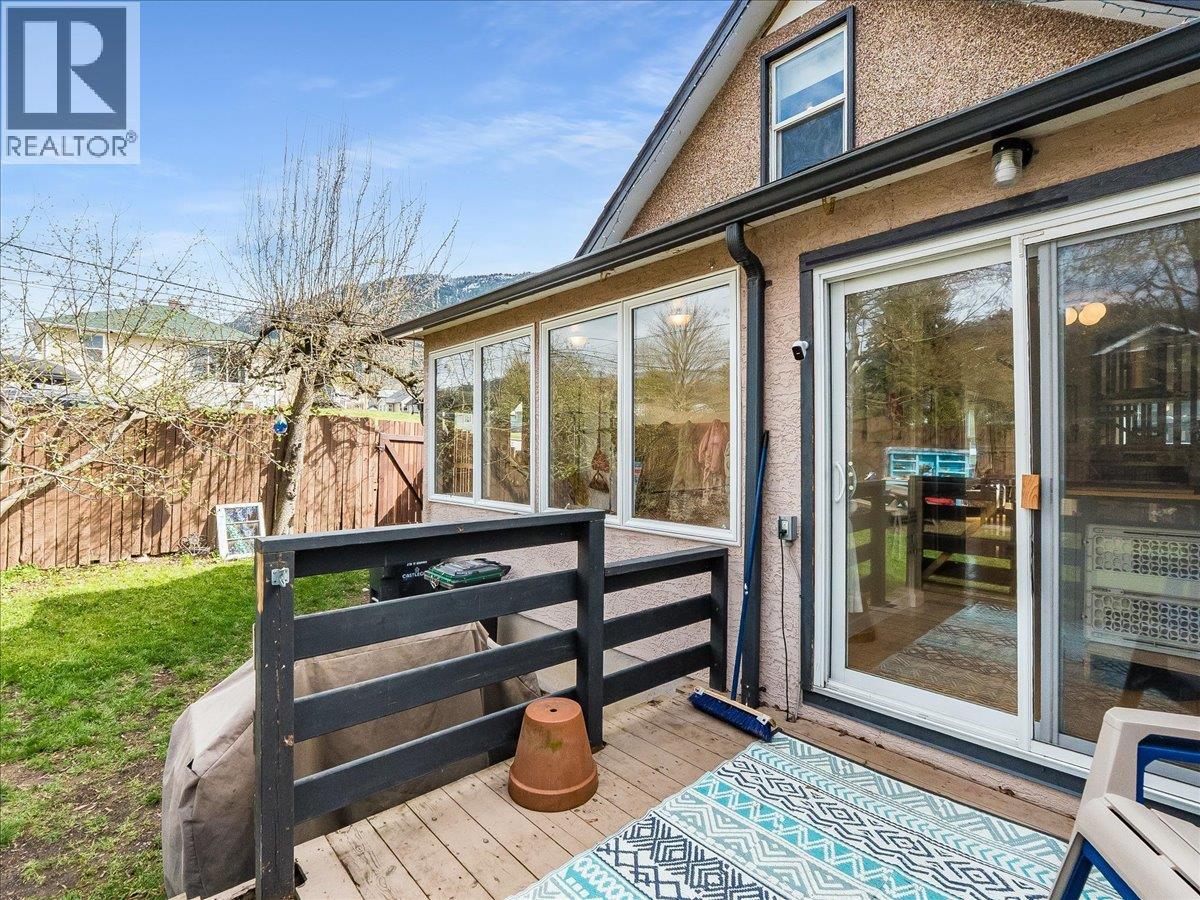 702 6th Street, Castlegar, British Columbia  V1N 2E9 - Photo 5 - 10383681