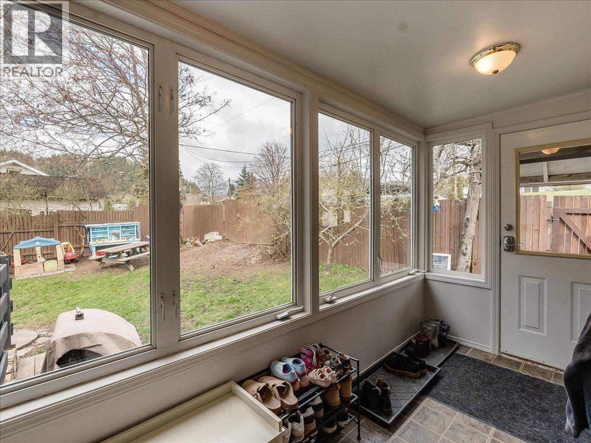 702 6th Street, Castlegar, British Columbia  V1N 2E9 - Photo 6 - 10383681