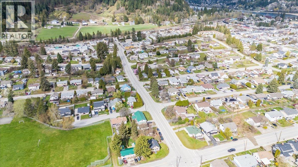 702 6th Street, Castlegar, British Columbia  V1N 2E9 - Photo 69 - 10383681
