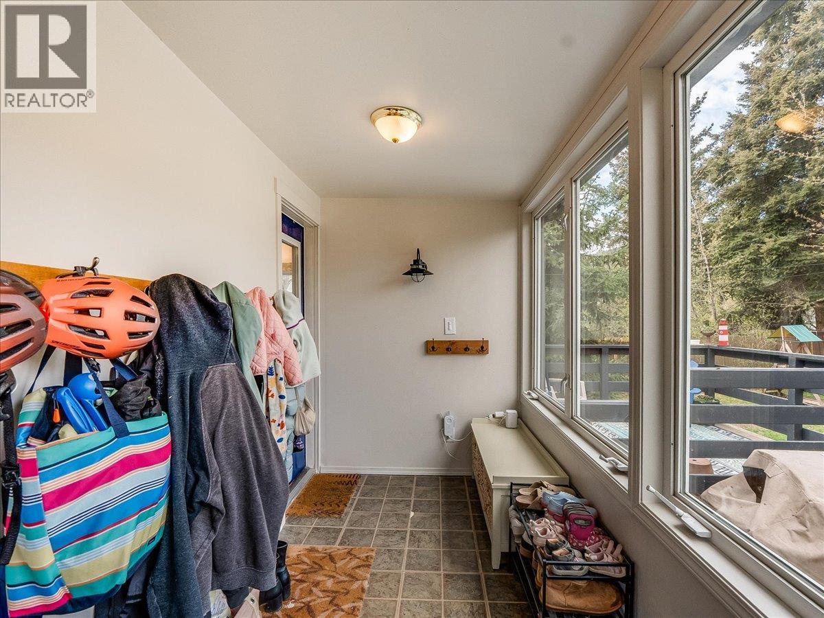 702 6th Street, Castlegar, British Columbia  V1N 2E9 - Photo 7 - 10383681