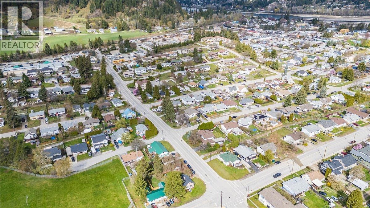 702 6th Street, Castlegar, British Columbia  V1N 2E9 - Photo 70 - 10383681