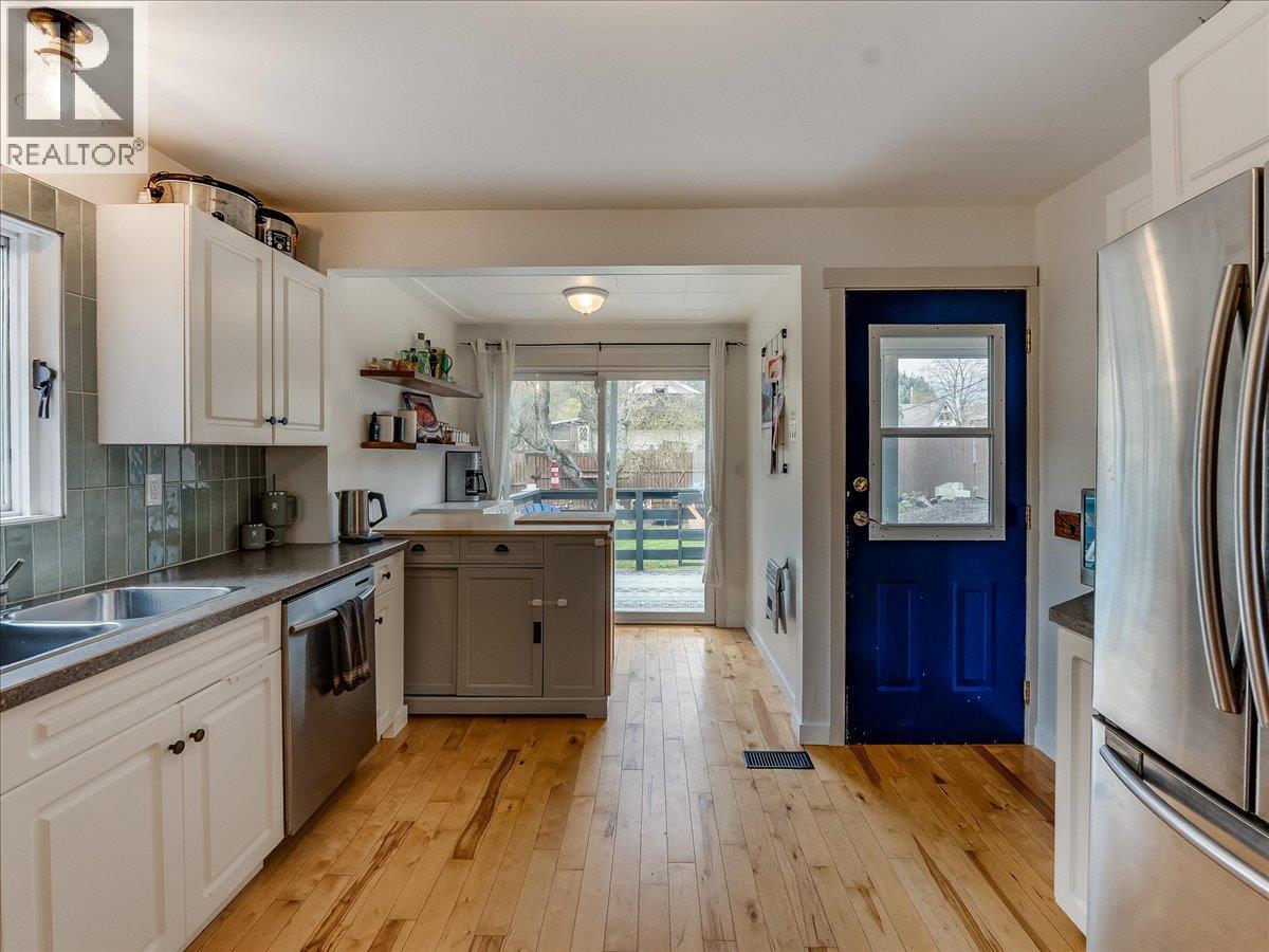 702 6th Street, Castlegar, British Columbia  V1N 2E9 - Photo 8 - 10383681