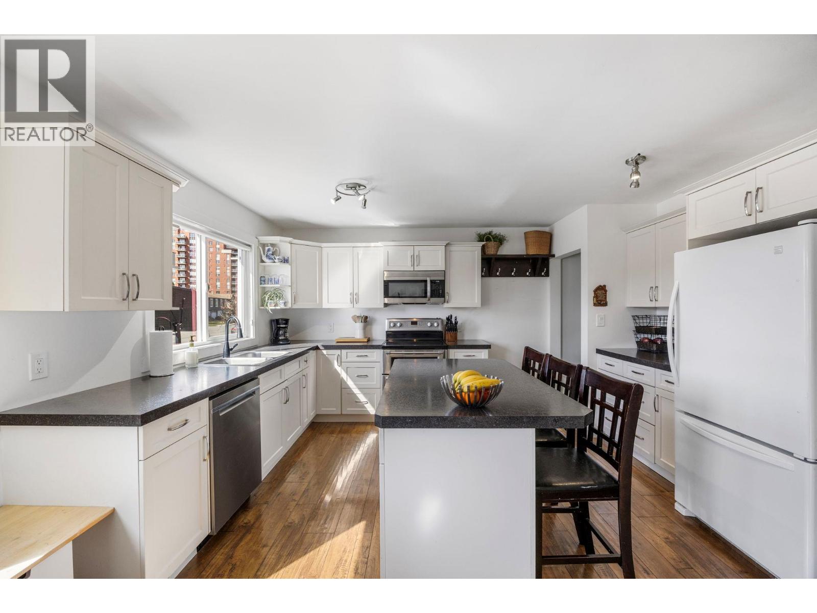 1224 Lawson Avenue, Kelowna, British Columbia  V1Y 6T9 - Photo 3 - 10383910