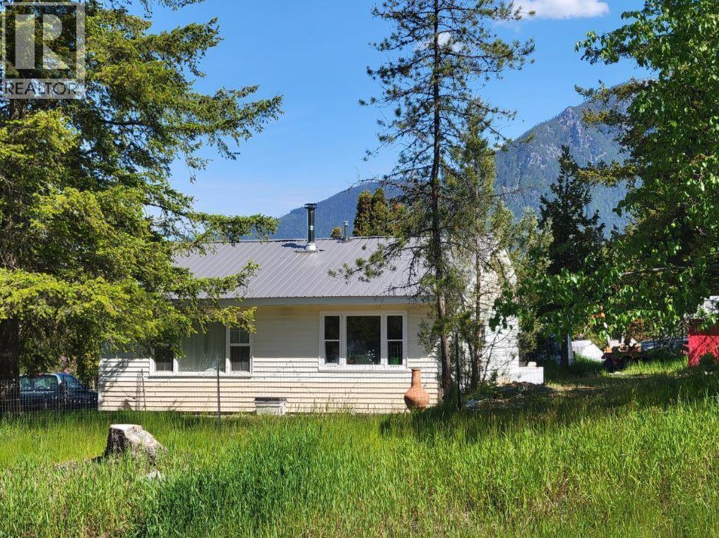572 6 Highway, Nakusp, British Columbia  V0G 1R1 - Photo 1 - 10383658