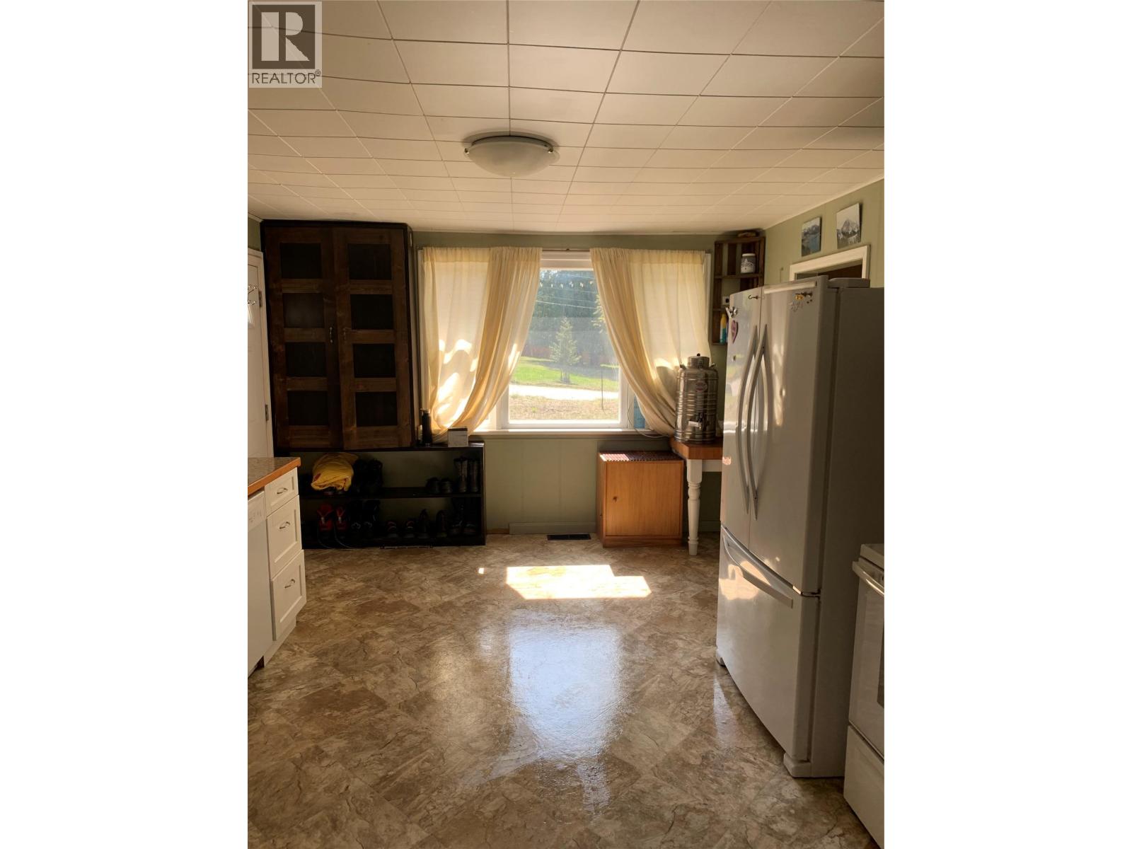 572 6 Highway, Nakusp, British Columbia  V0G 1R1 - Photo 8 - 10383658