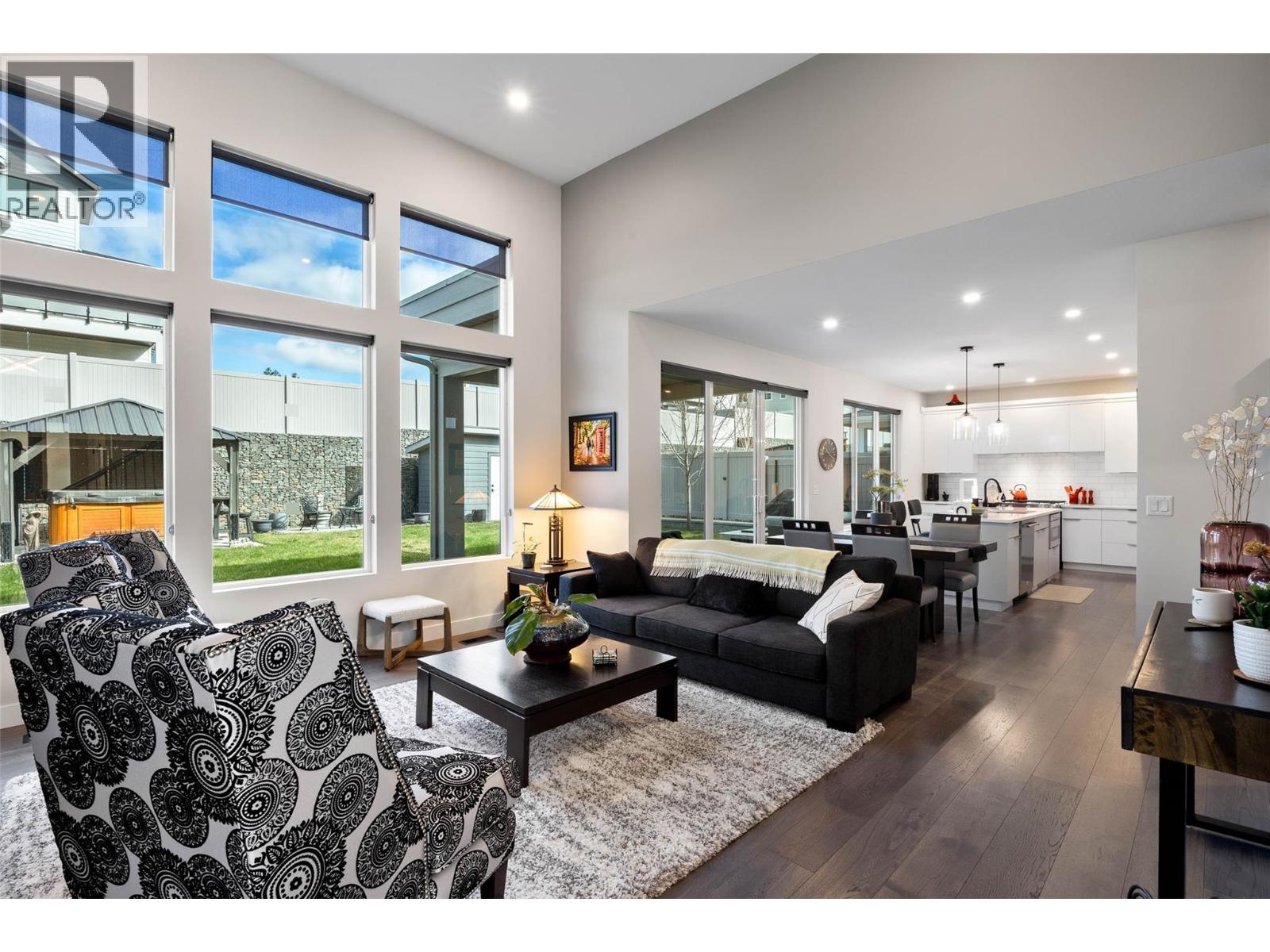 1886 Qu'appelle Boulevard, Kamloops, British Columbia  V2E 0C7 - Photo 3 - 10383652