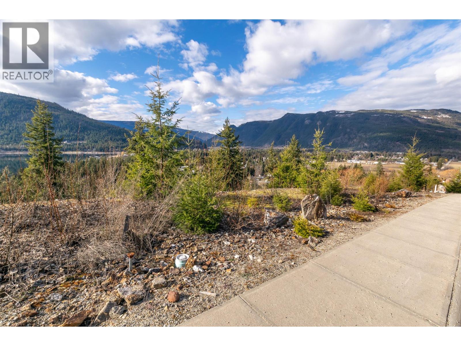 274 Bayview Drive, Sicamous, British Columbia  V0E 2V1 - Photo 3 - 10376851