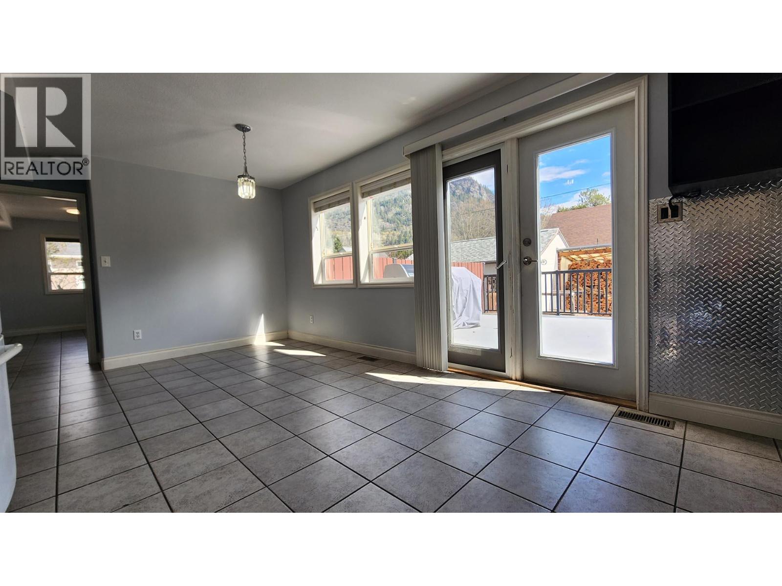 501 5th Avenue, Castlegar, British Columbia  V1N 1W1 - Photo 20 - 10383908