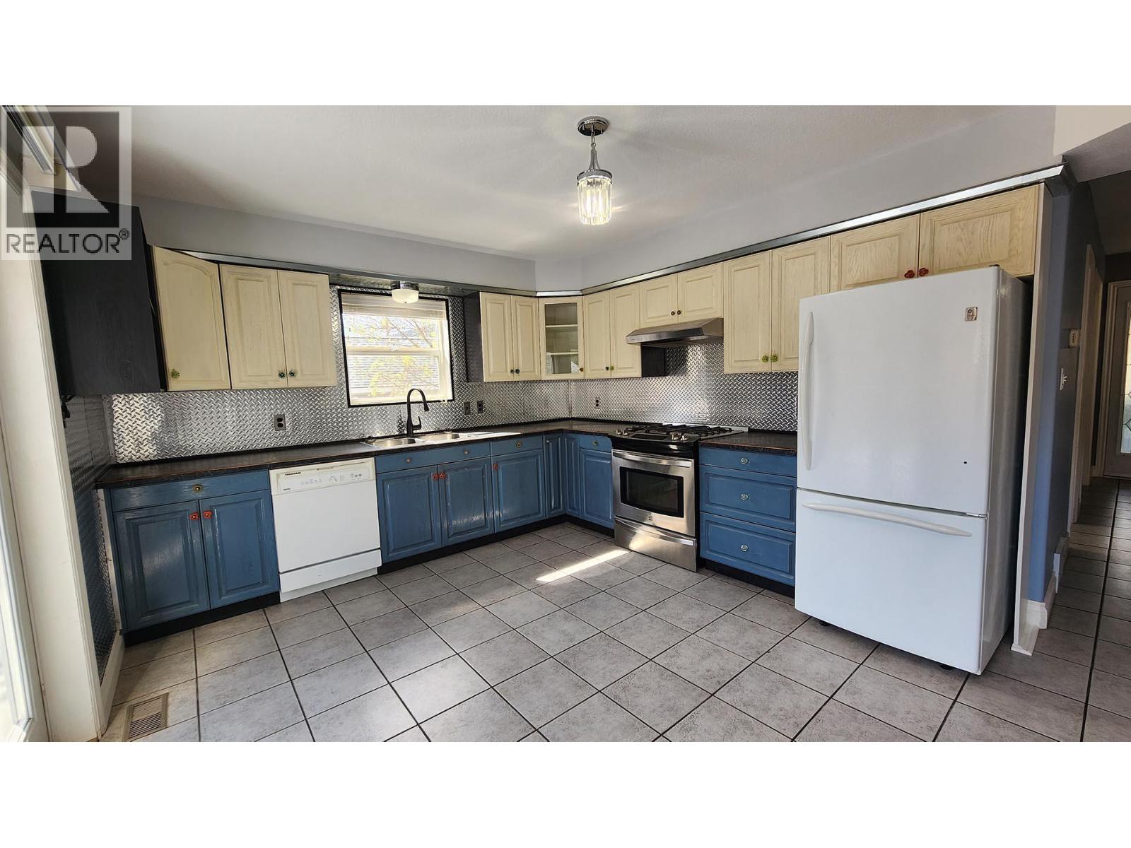 501 5th Avenue, Castlegar, British Columbia  V1N 1W1 - Photo 21 - 10383908