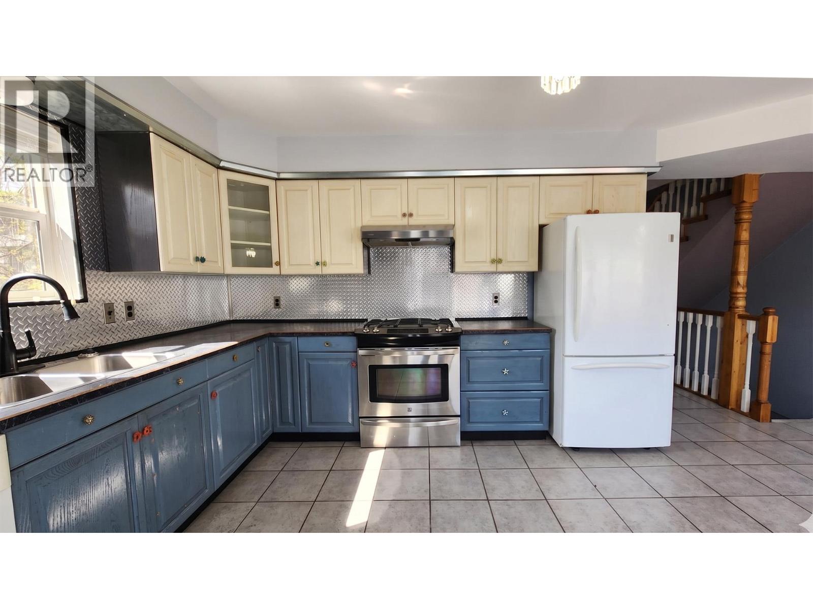 501 5th Avenue, Castlegar, British Columbia  V1N 1W1 - Photo 22 - 10383908