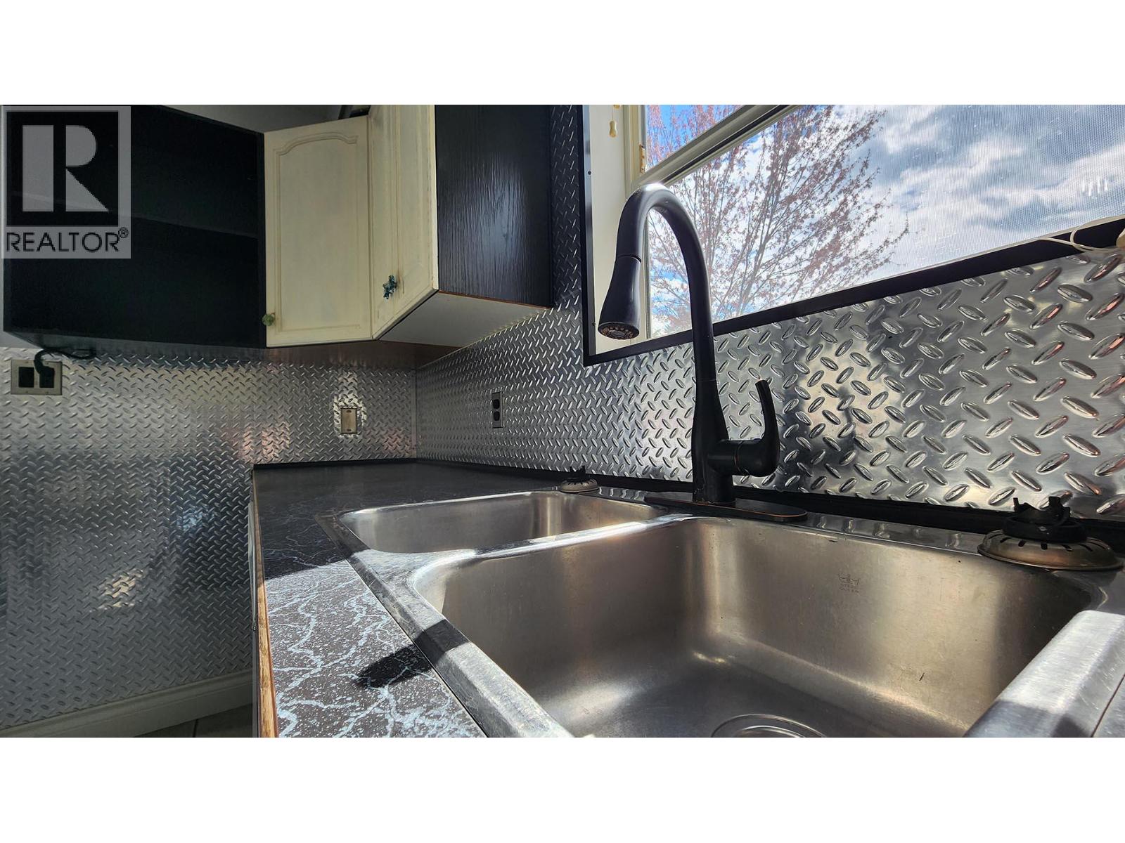 501 5th Avenue, Castlegar, British Columbia  V1N 1W1 - Photo 23 - 10383908