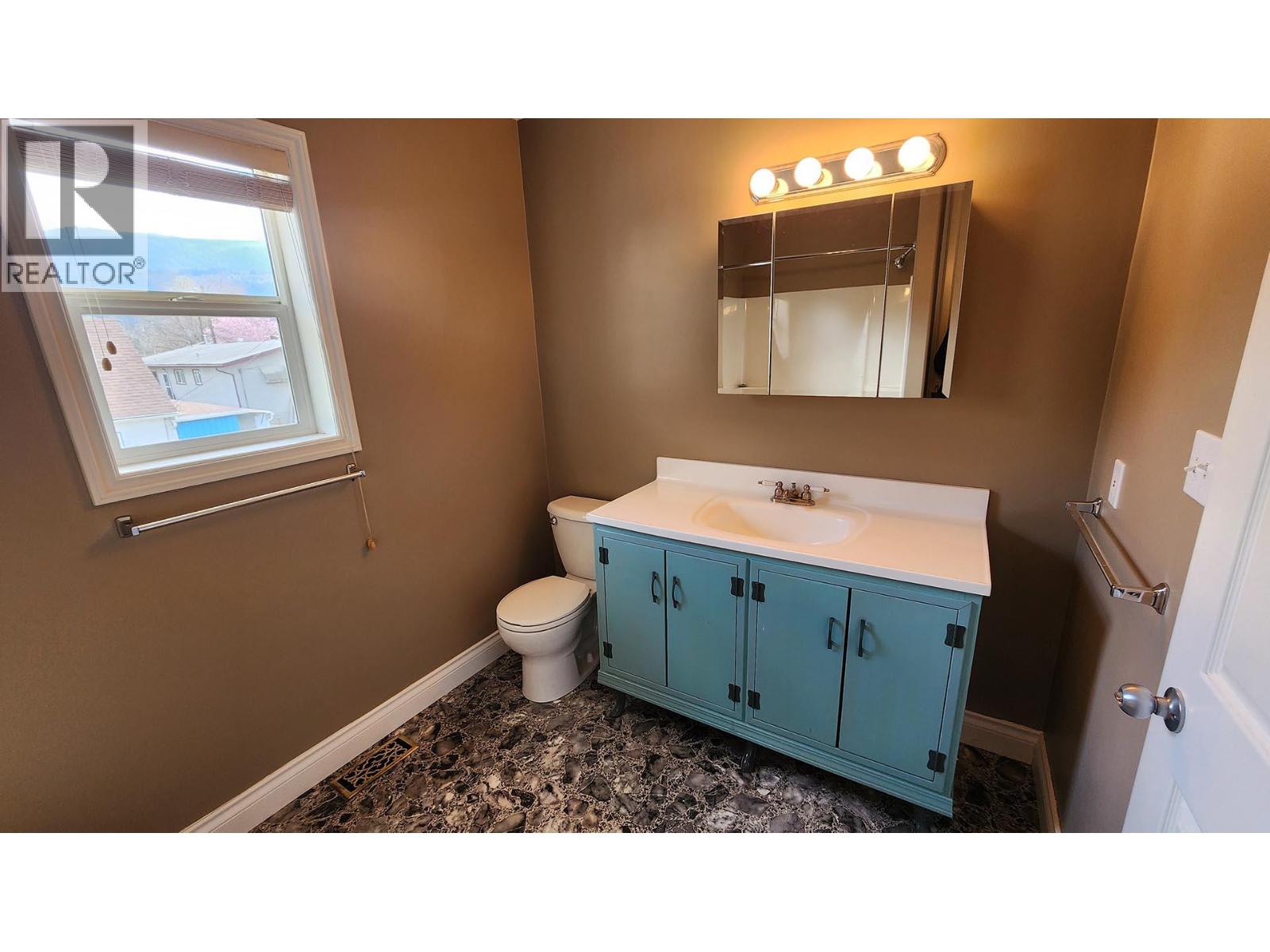 501 5th Avenue, Castlegar, British Columbia  V1N 1W1 - Photo 40 - 10383908