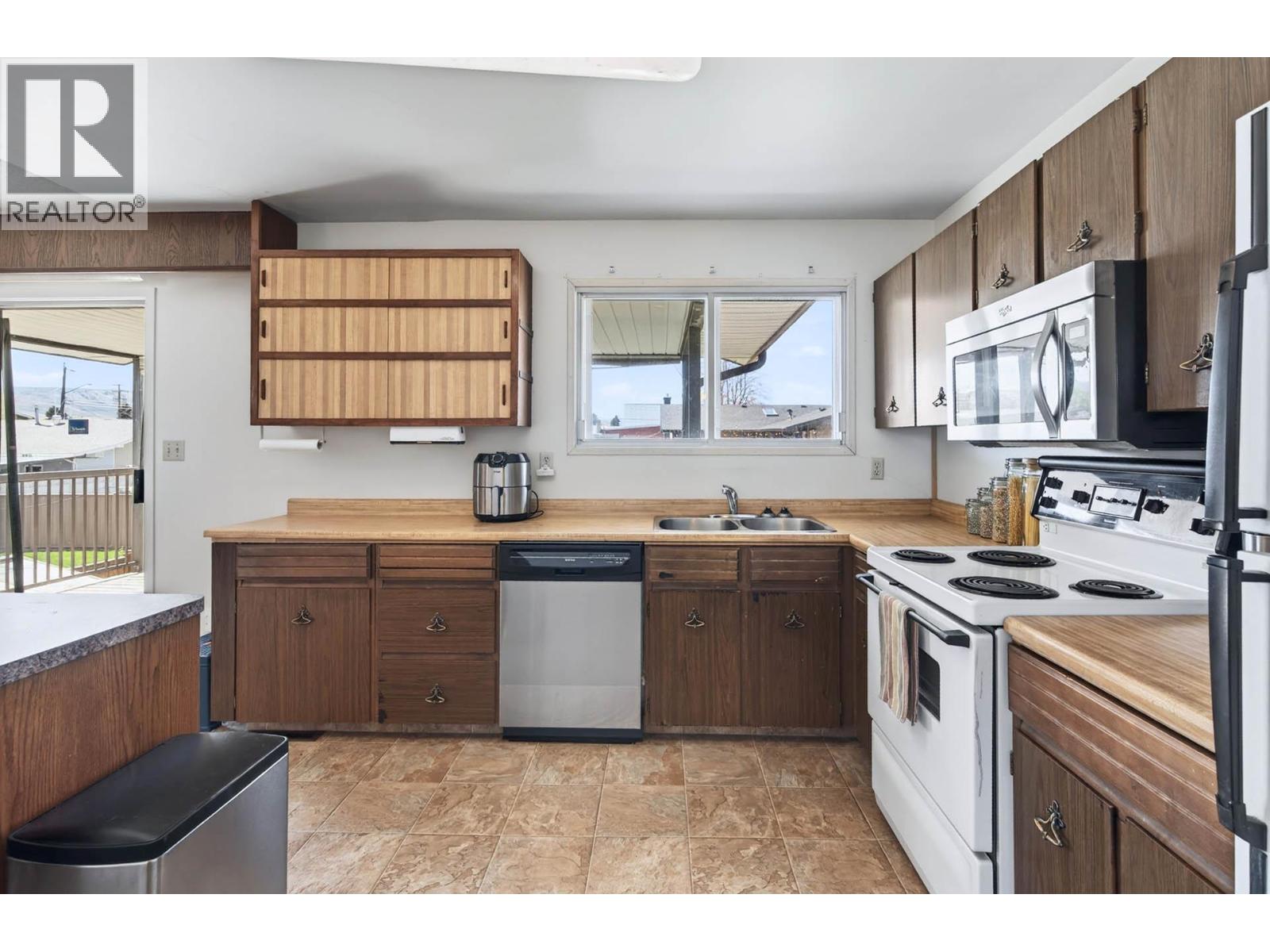 1132 Windbreak Street, Kamloops, British Columbia  V2B 5R2 - Photo 11 - 10383685