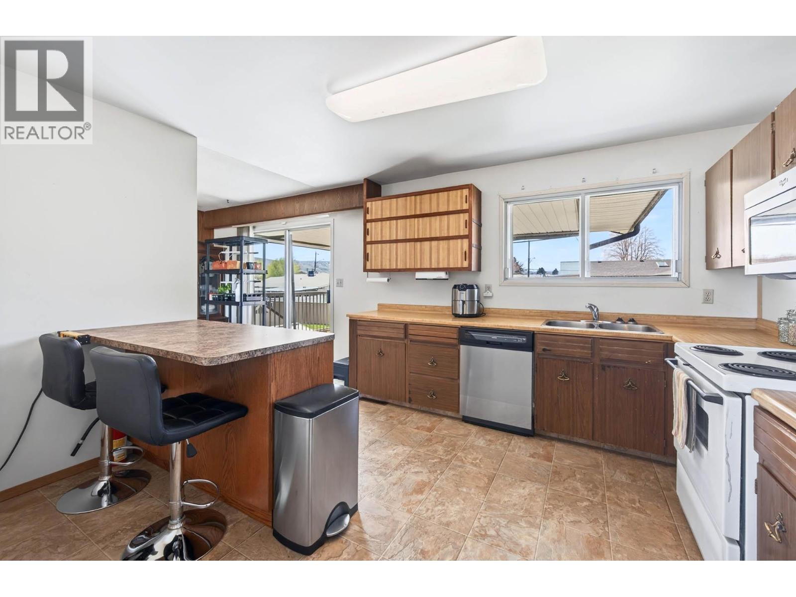 1132 Windbreak Street, Kamloops, British Columbia  V2B 5R2 - Photo 9 - 10383685