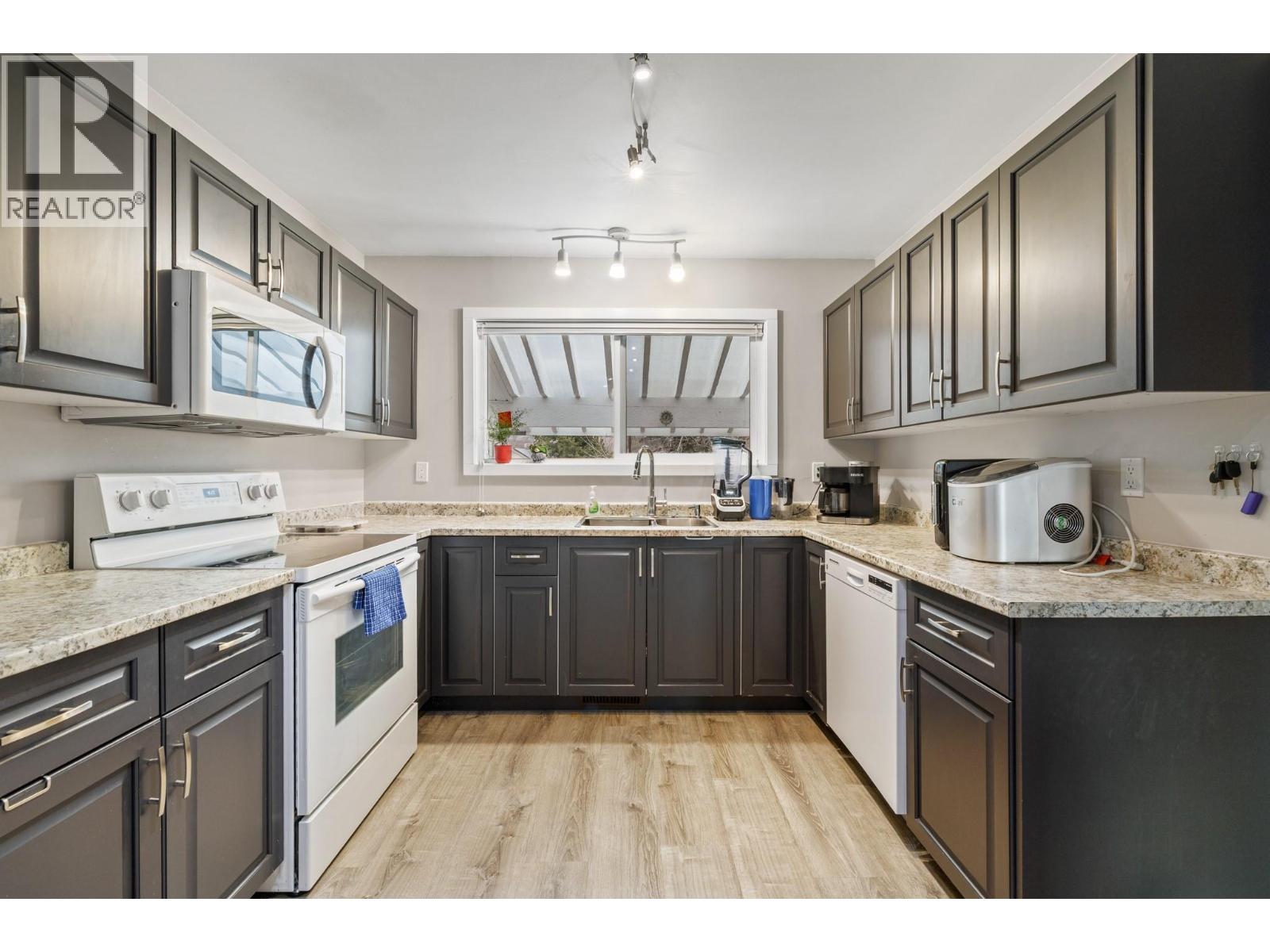 870 Dougall Road S, Kelowna, British Columbia  V1X 3J8 - Photo 3 - 10383939