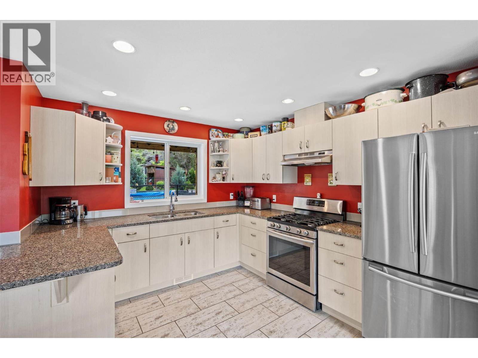 2015 Valleyview Drive, Kamloops, British Columbia  V2C 4C3 - Photo 8 - 10383520