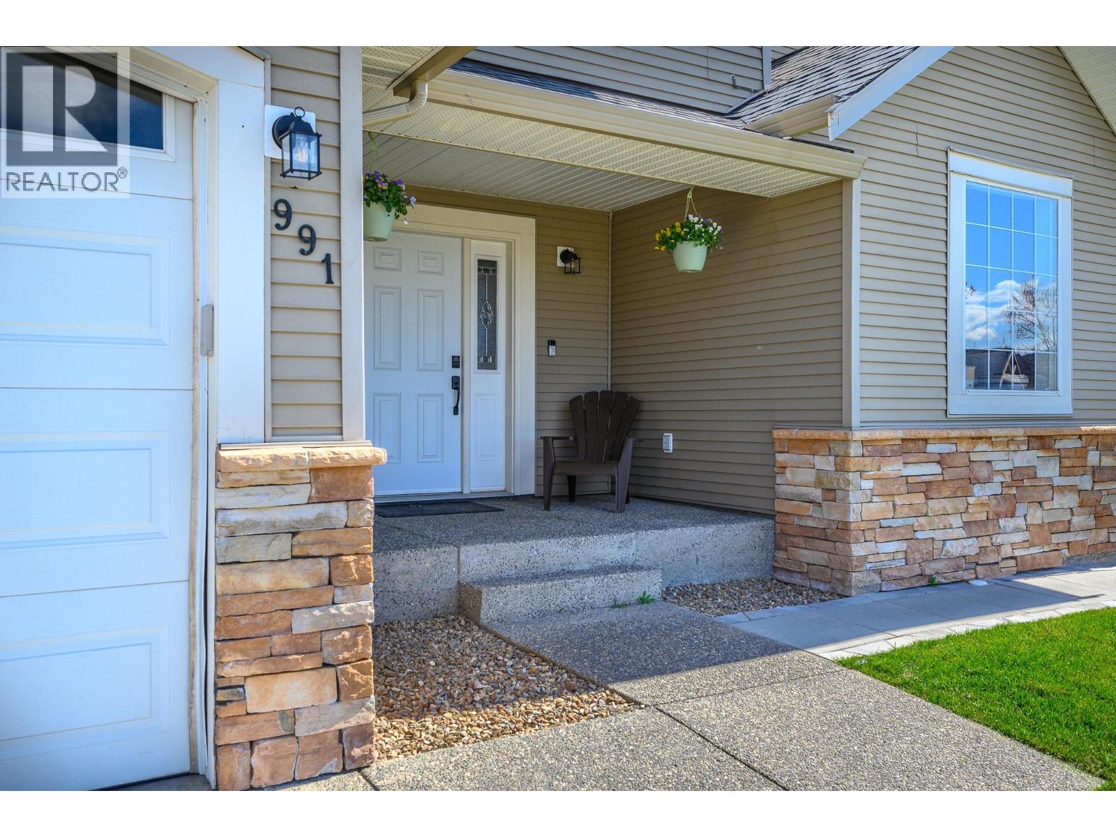 991 Mt Begbie Drive, Vernon, British Columbia  V1B 2Z5 - Photo 2 - 10383161