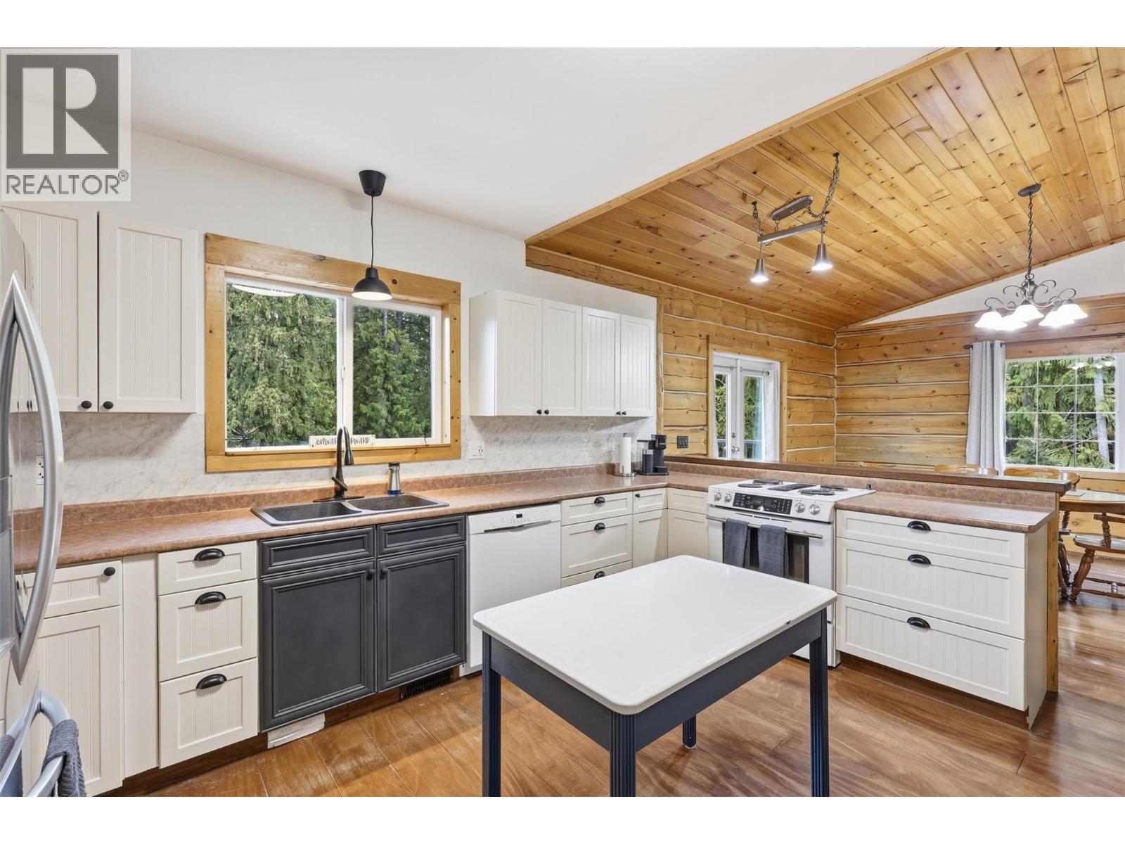 2233 Wildflower Lane, Sorrento, British Columbia  V0E 2W1 - Photo 12 - 10383944