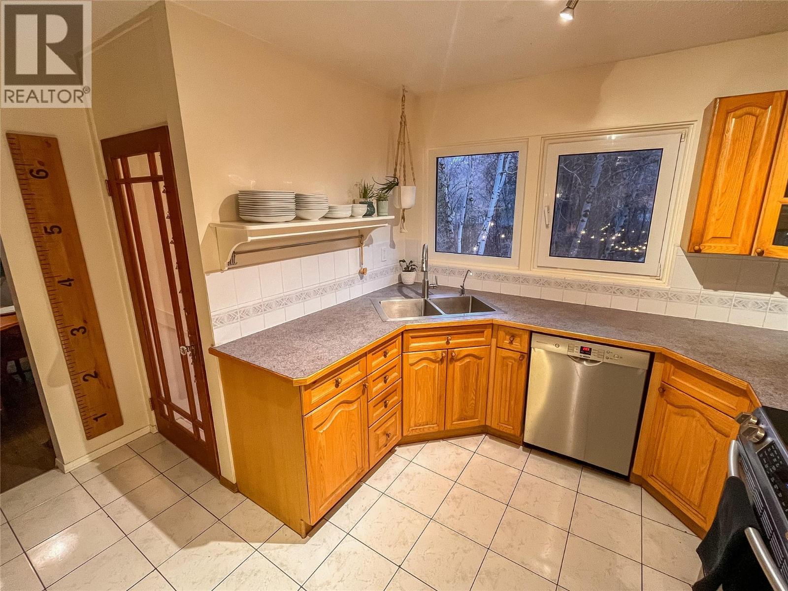 11 Ridgemont Drive, Fernie, British Columbia  V0B 1M2 - Photo 9 - 10383821