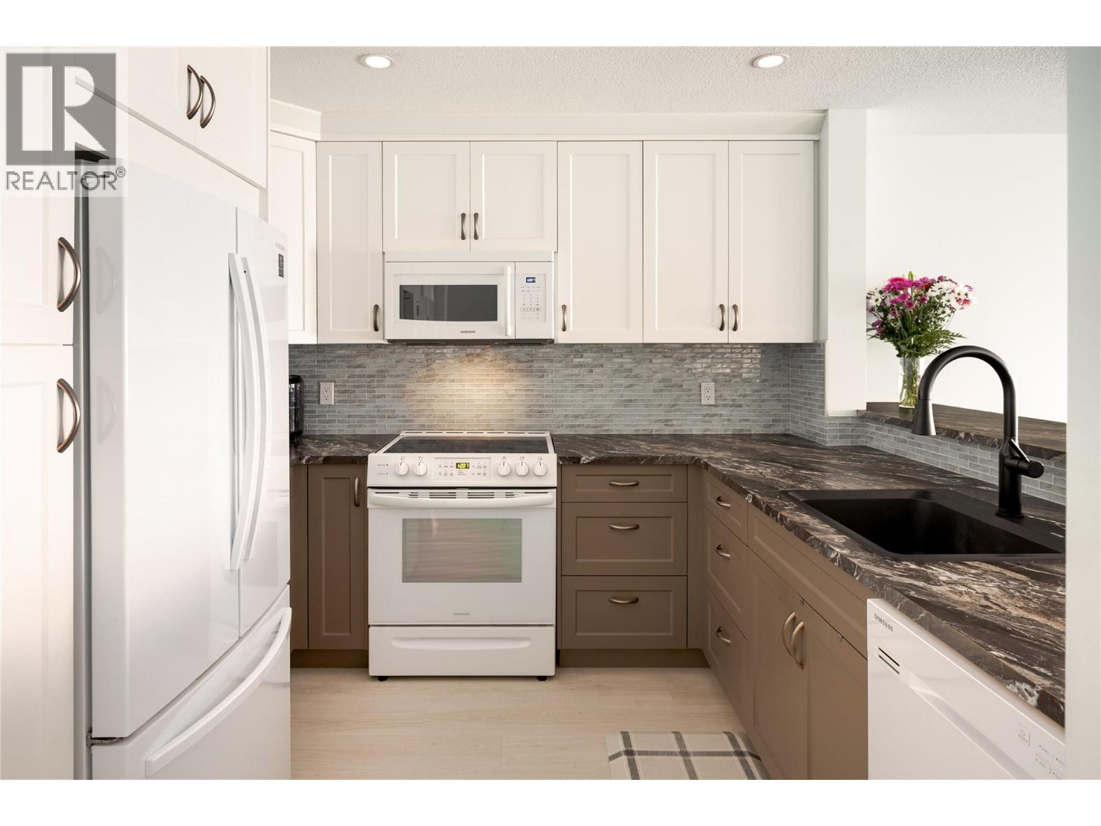 3870 Brown Road Unit# 215, West Kelowna, British Columbia  V0H 1X4 - Photo 3 - 10383752