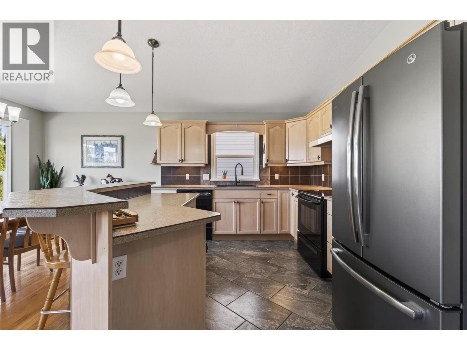 3181 8 Avenue Se, Salmon Arm, British Columbia  V1E 1S1 - Photo 2 - 10383965