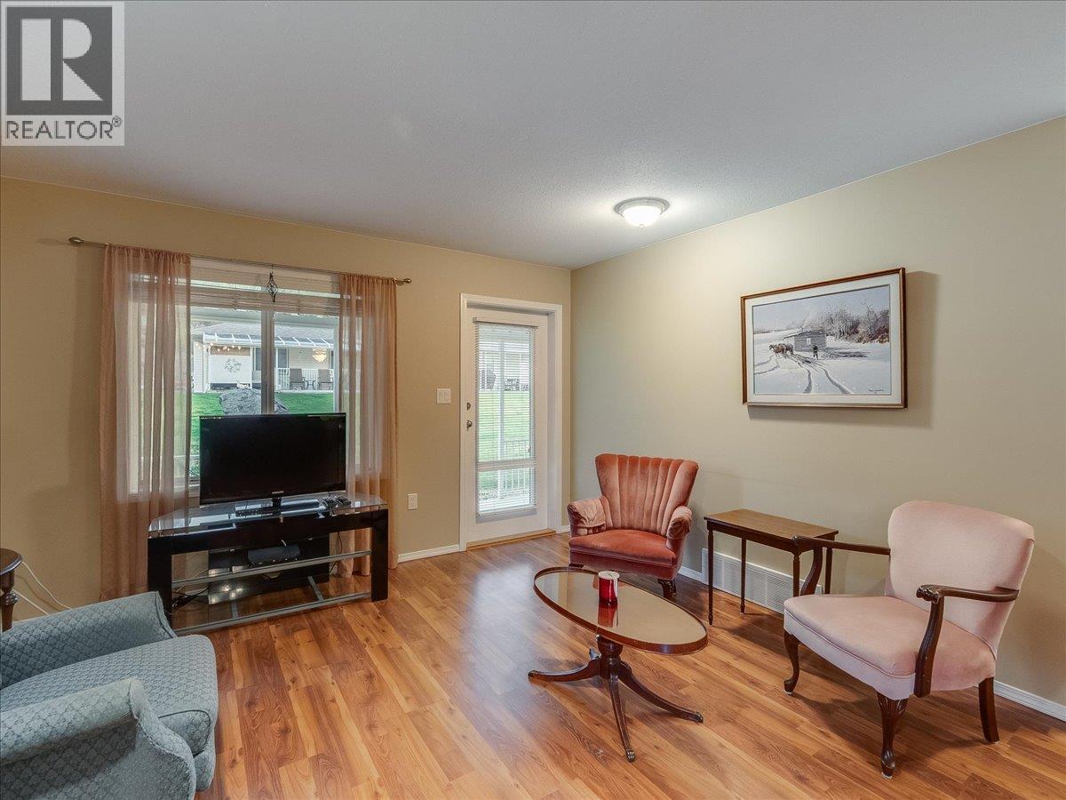 7136 Wright Way, Trail, British Columbia  V1R 4X6 - Photo 10 - 10383963