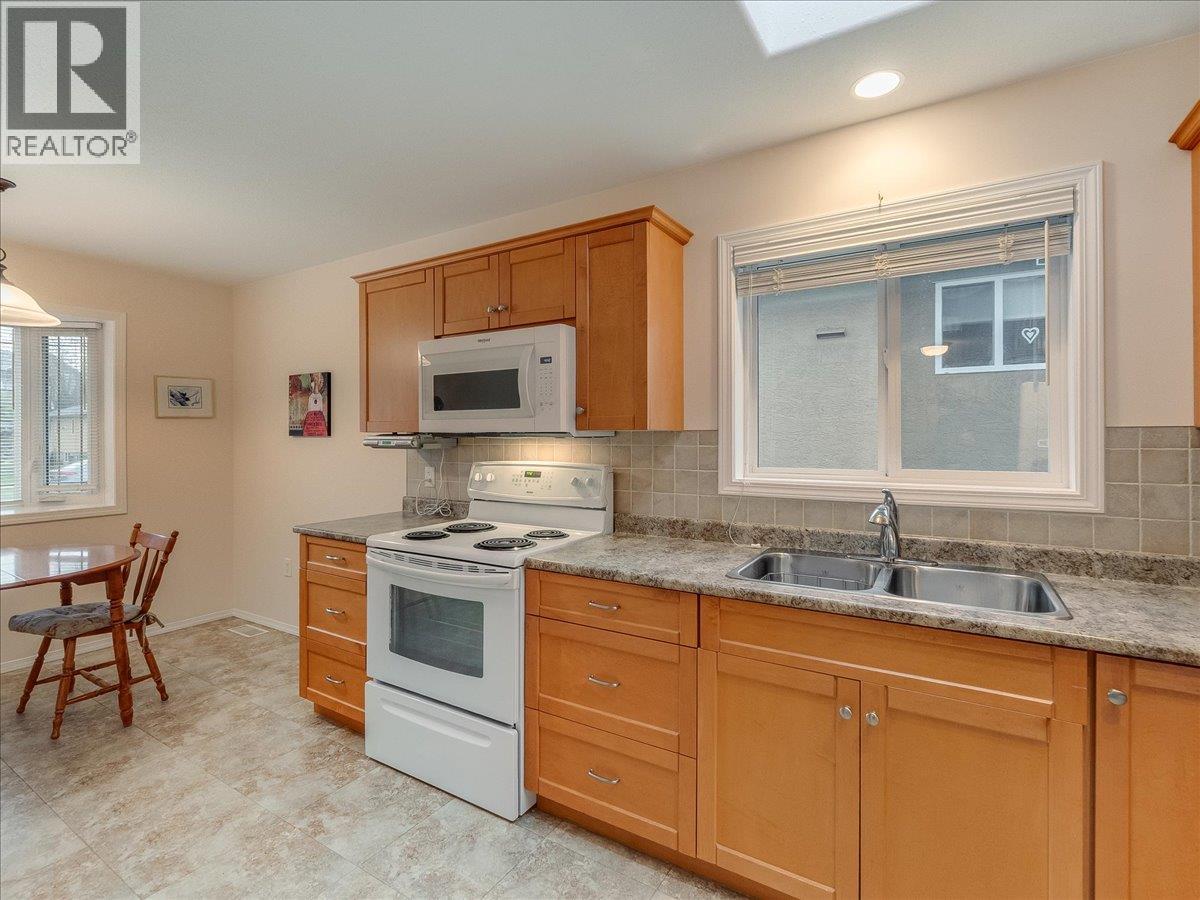 7136 Wright Way, Trail, British Columbia  V1R 4X6 - Photo 6 - 10383963