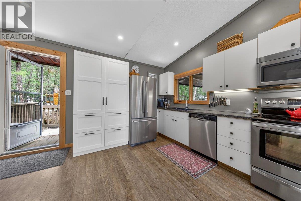 8076 Mcintosh Loop Road, Radium Hot Springs, British Columbia  V0A 1M0 - Photo 7 - 10384010