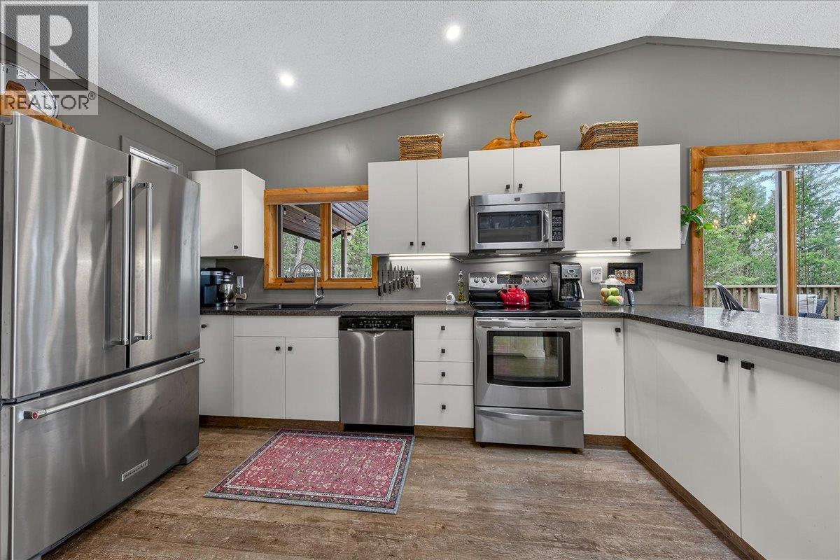 8076 Mcintosh Loop Road, Radium Hot Springs, British Columbia  V0A 1M0 - Photo 8 - 10384010